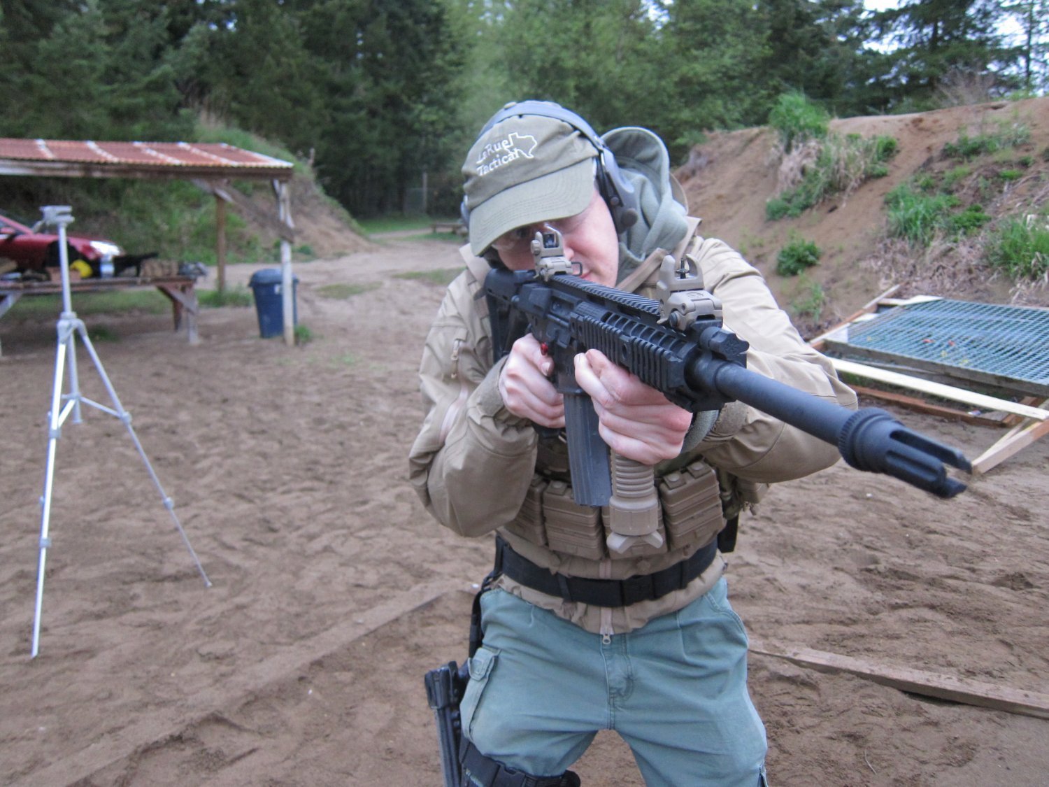 P2_Systems_Maniple_Body_Armor_Carrier_Tactical_Vest_with_Integra-Sling_and_Fast_Mags_at_Range_5